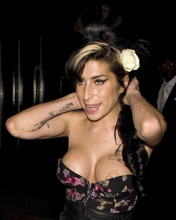 How Amy Winehouse forgot to pull her dress - 18