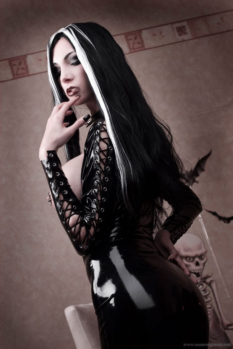 Vampire girl. Excellent photo shoot - 06