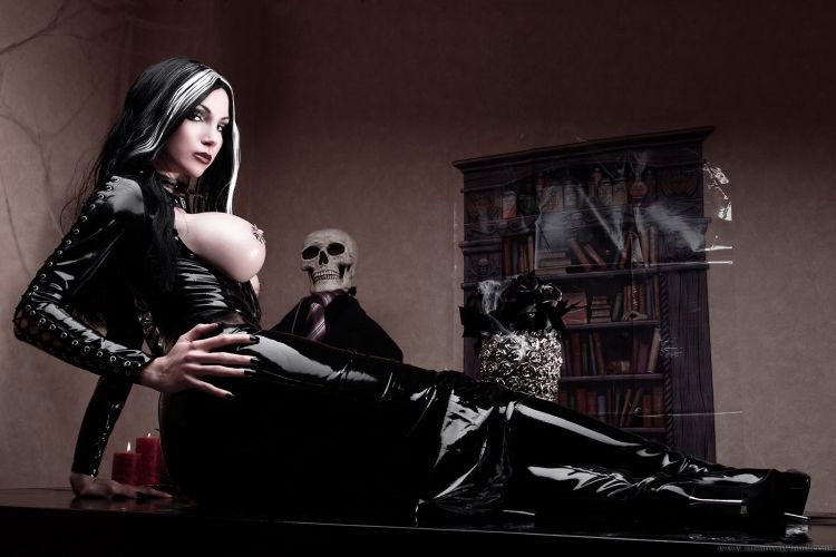 Vampire girl. Excellent photo shoot - 17