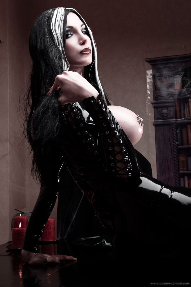 Vampire girl. Excellent photo shoot - 18
