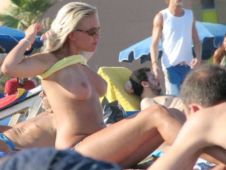 Compilation of topless girls on the beach, as a reminder of summer ;) - 73