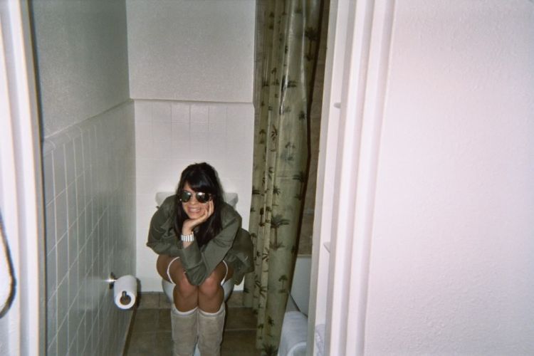Strange ‘trend’ to take pictures on the toilet - 01