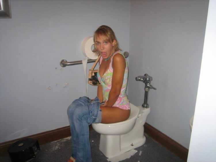 Strange ‘trend’ to take pictures on the toilet - 15