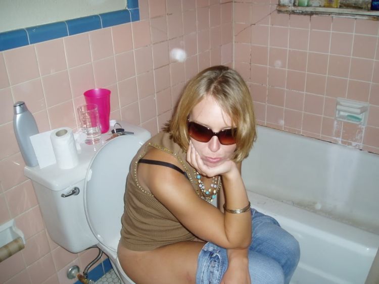 Strange ‘trend’ to take pictures on the toilet - 25