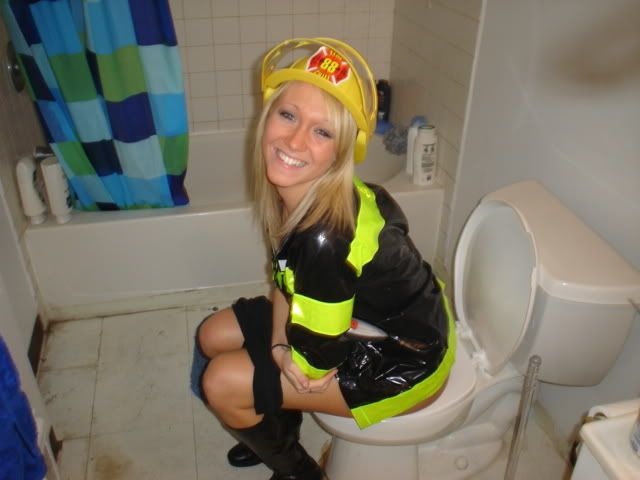 Strange ‘trend’ to take pictures on the toilet - 28