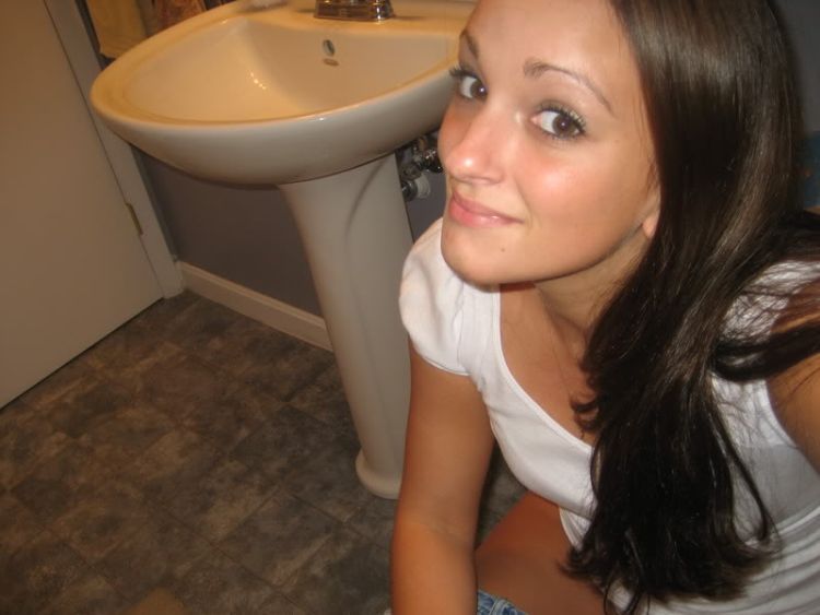 Strange ‘trend’ to take pictures on the toilet - 71