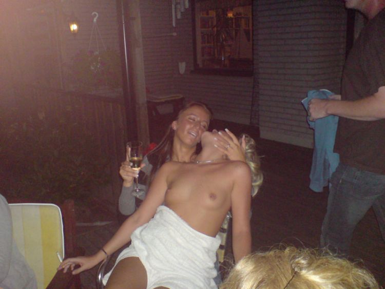 Drunken girls at parties - 08