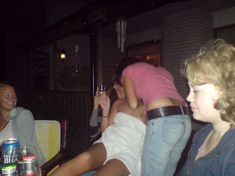 Drunken girls at parties - 09
