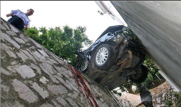 Horrific accident. The driver miraculously survived - 00