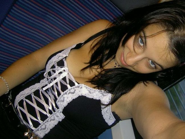 Another amateur girl decided to put her selfshots on the net - 04