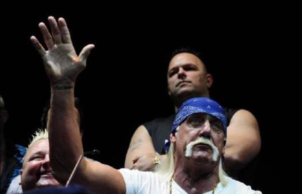 Hulk Hogan got his face smashed at a press conference - 01