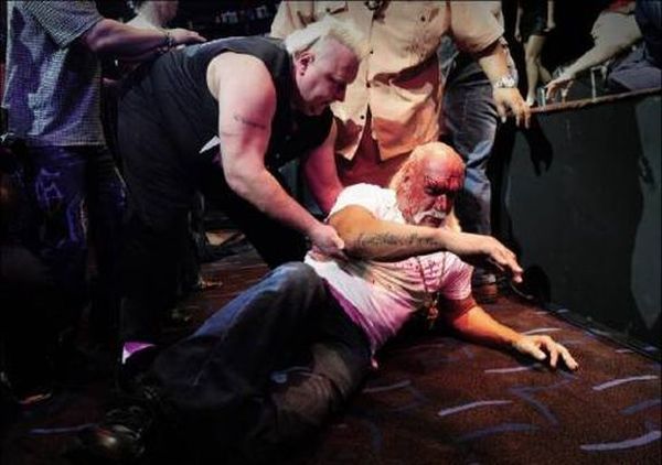 Hulk Hogan got his face smashed at a press conference - 10