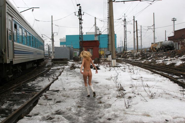 Photo shoot of a blonde babe on a railway stretch covered in snow - 22