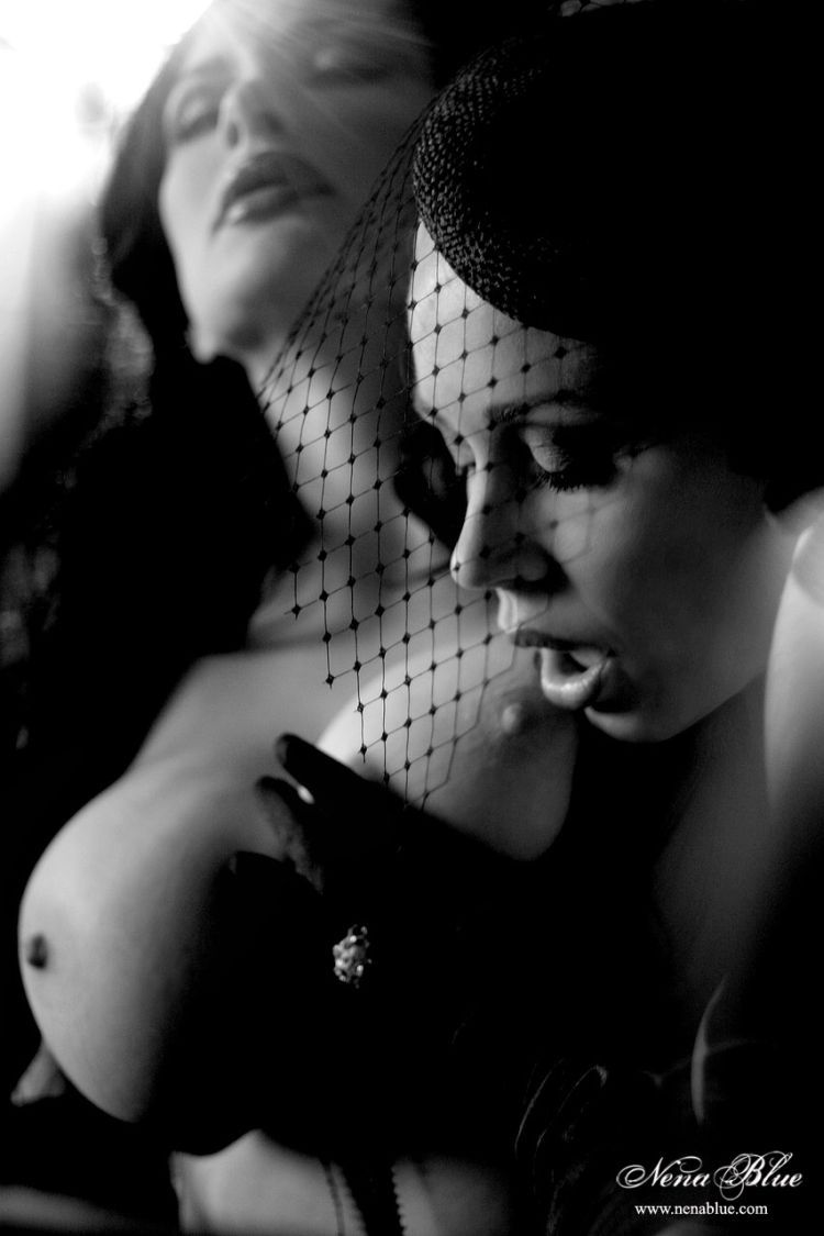 Wonderful erotic photo shoot in black and white - 12