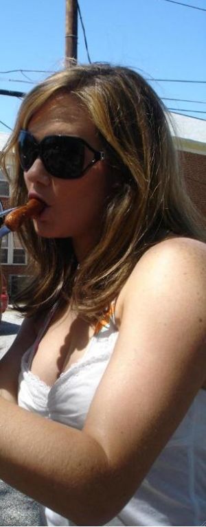 Hot Cheeks who love hot dogs - 14