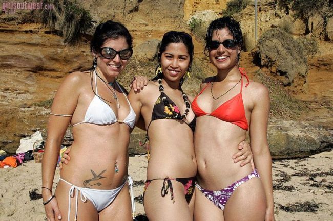 Three muchachas at a wild beach - 00