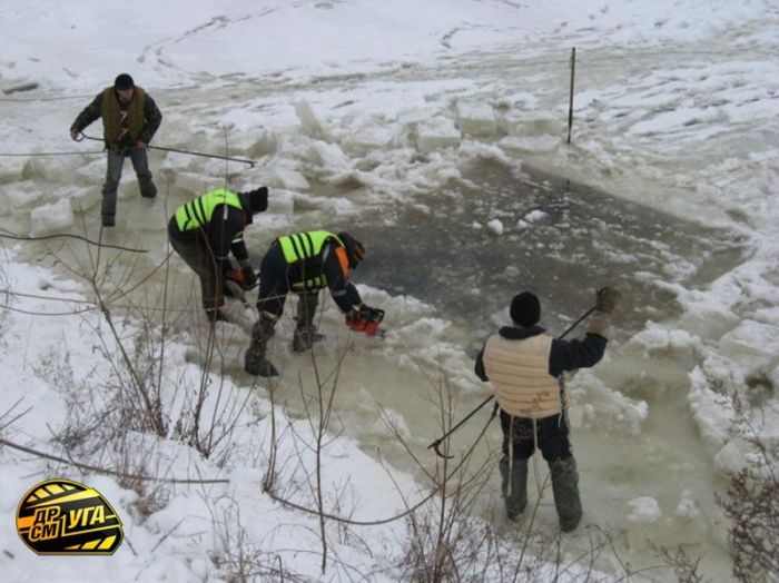 How to get Mercedes-Benz G-Class out from a frozen river - 02