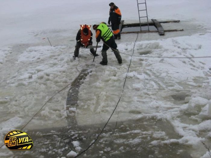 How to get Mercedes-Benz G-Class out from a frozen river - 03