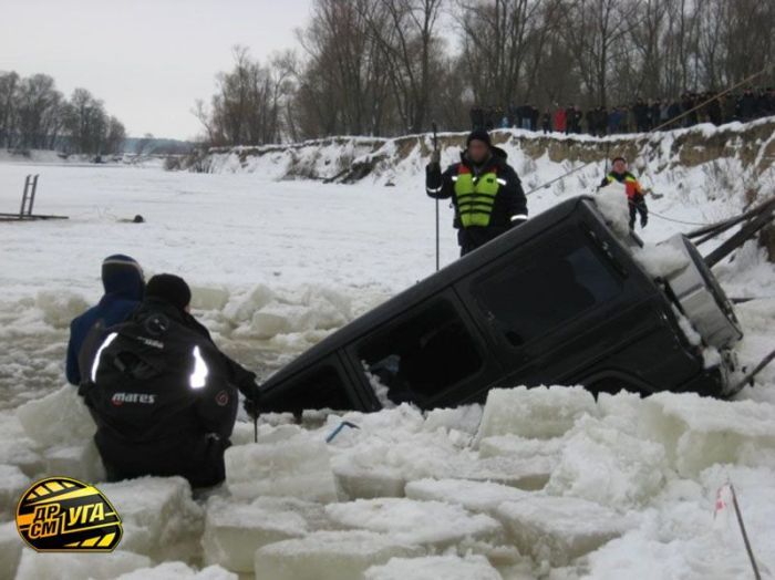 How to get Mercedes-Benz G-Class out from a frozen river - 04