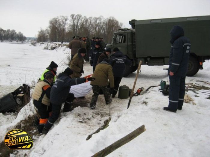 How to get Mercedes-Benz G-Class out from a frozen river - 05