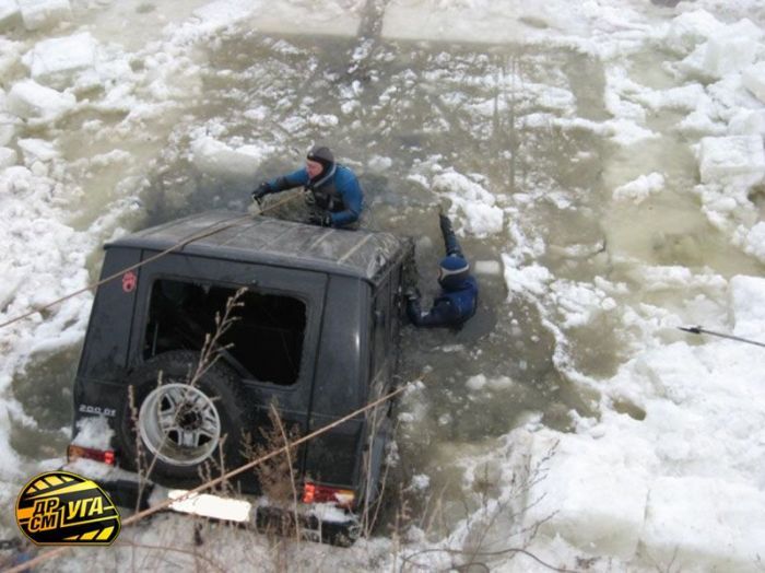 How to get Mercedes-Benz G-Class out from a frozen river - 06