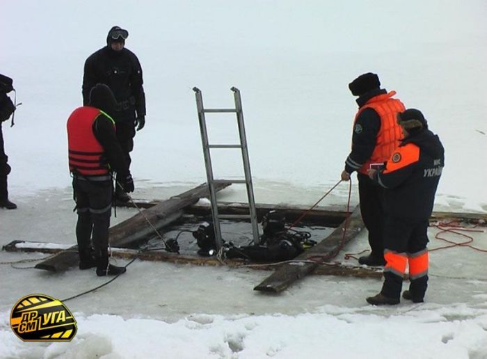 How to get Mercedes-Benz G-Class out from a frozen river - 08