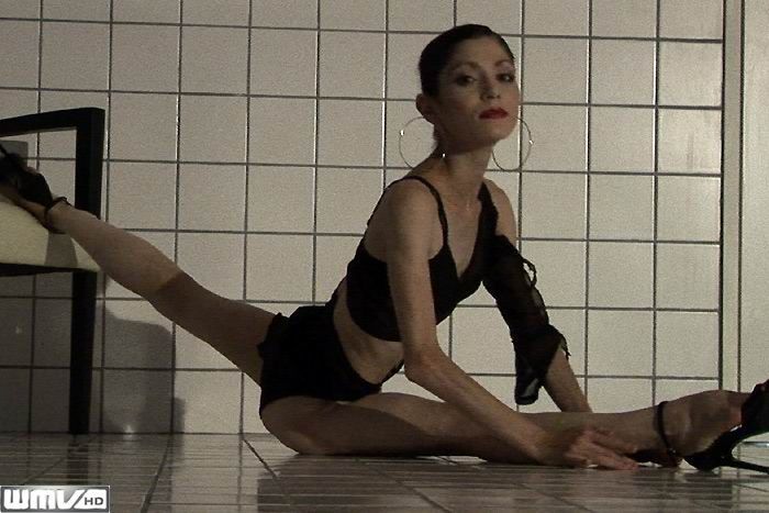 Порно - Молодая стройная балерина соблазняет своей гибкостью