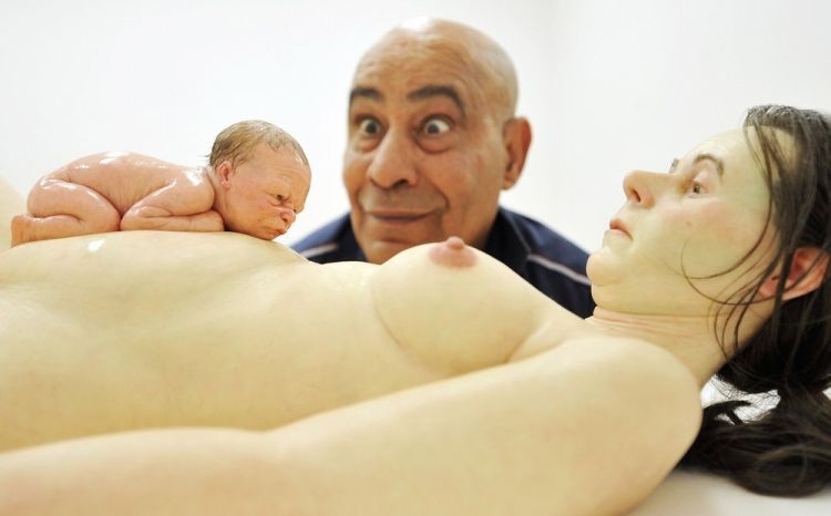 Hypernatural works of Ron Mueck at the exhibition in Melbourne - 02