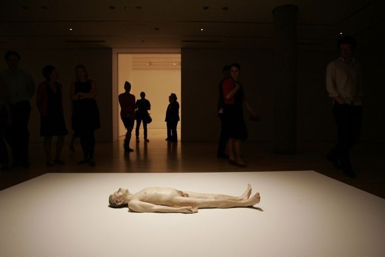Hypernatural works of Ron Mueck at the exhibition in Melbourne - 11