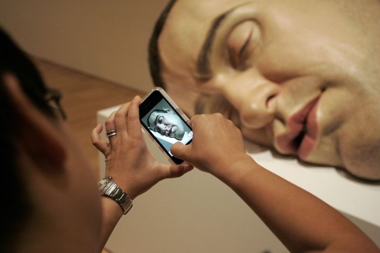 Hypernatural works of Ron Mueck at the exhibition in Melbourne - 12