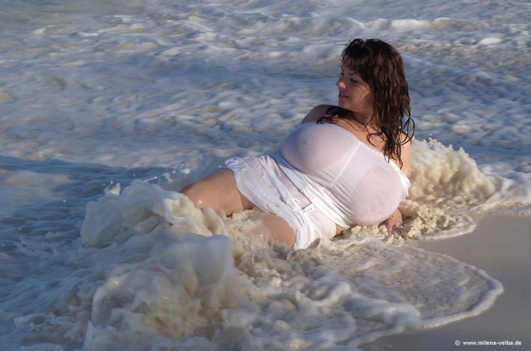 How Milena Velba bathed her huge breasts in the ocean - 18