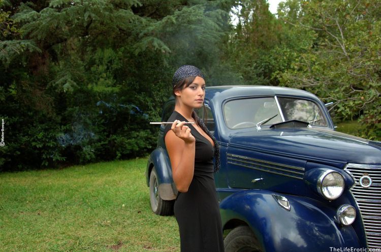 Chic muchacha and vintage car - 01