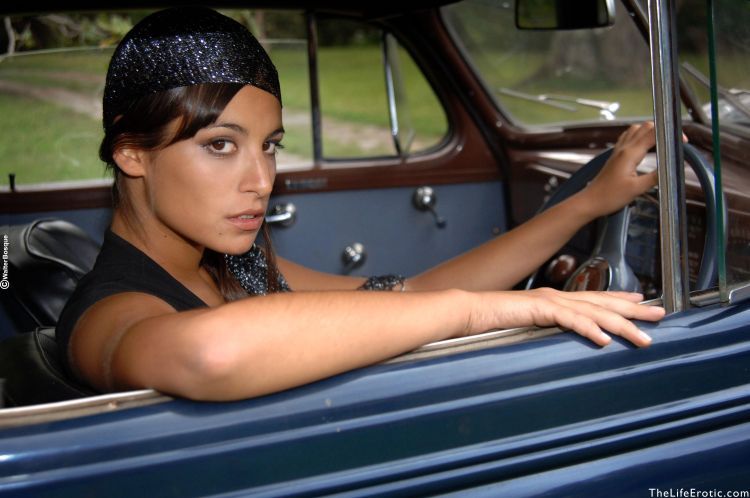 Chic muchacha and vintage car - 02
