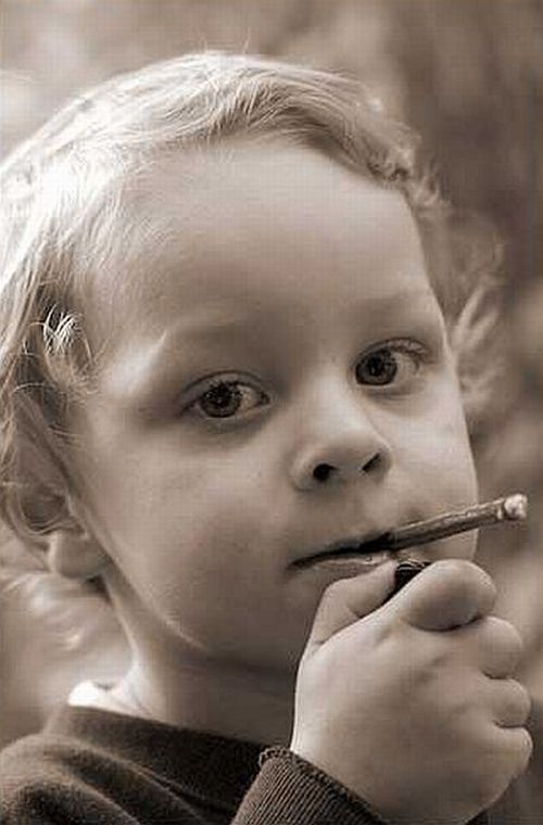 Children with a cigarette - very sad pictures - 02
