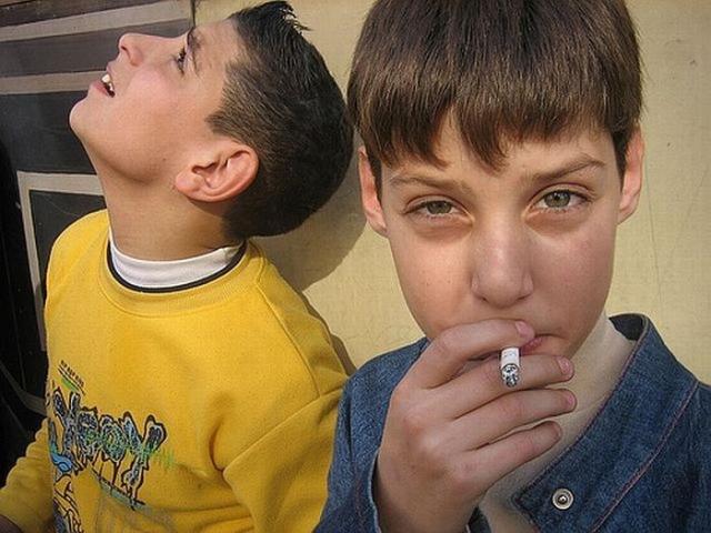 Children with a cigarette - very sad pictures - 05