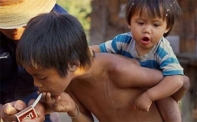 Children with a cigarette - very sad pictures - 09