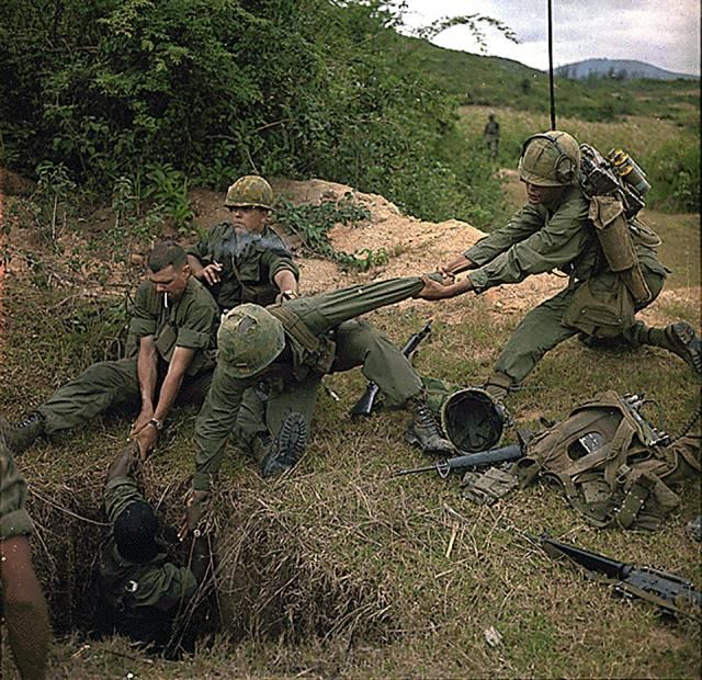 Tragic images of war in Vietnam - 13