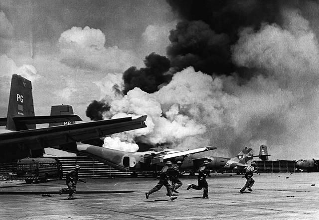 Tragic images of war in Vietnam - 17