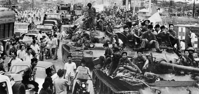 Tragic images of war in Vietnam - 22