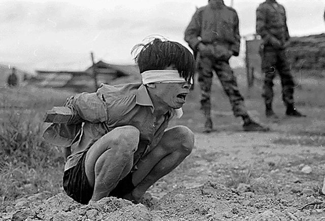 Tragic images of war in Vietnam - 24