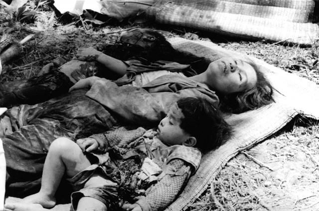 Tragic images of war in Vietnam - 25