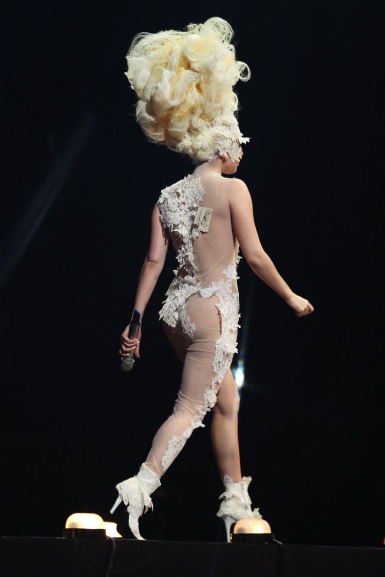 Lady Gaga forgot to wear panties. Nice view - 09