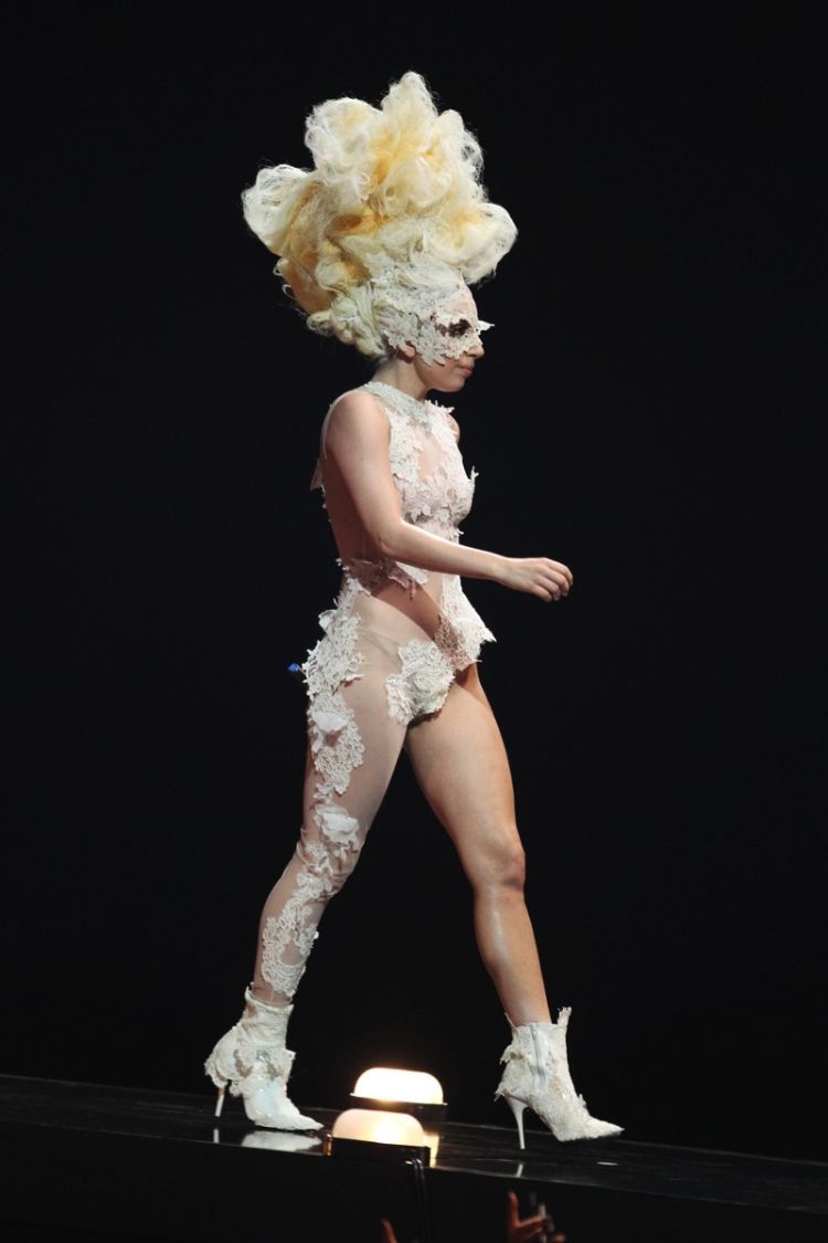 Lady Gaga forgot to wear panties. Nice view - 10