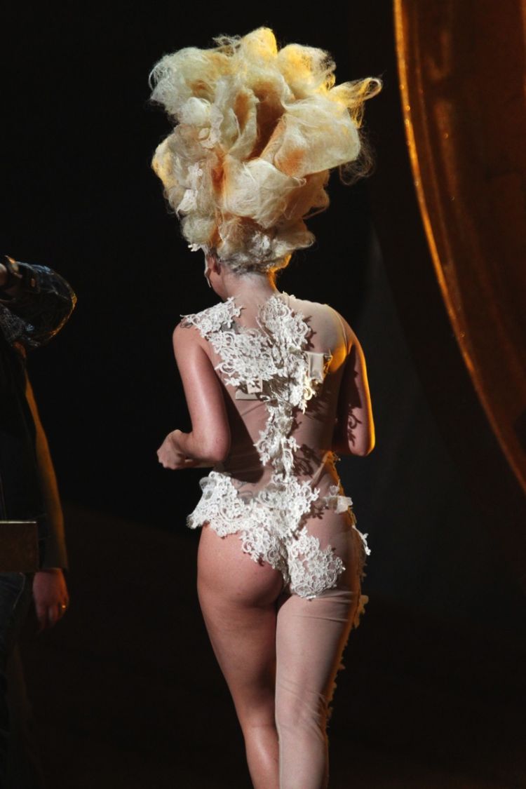 Lady Gaga forgot to wear panties. Nice view - 12