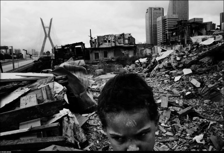 Black and white life in Brazil, a small tour of the slums of Sao Paulo (24 pics)