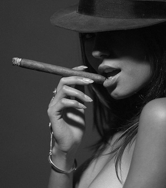 Smoking girls - a very sexy view (72 pics)