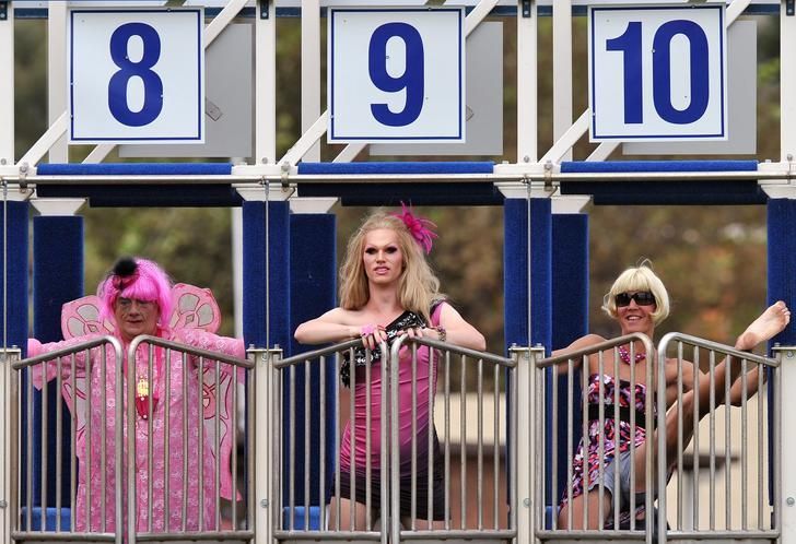 Race  of Australian transvestites (7 pics)