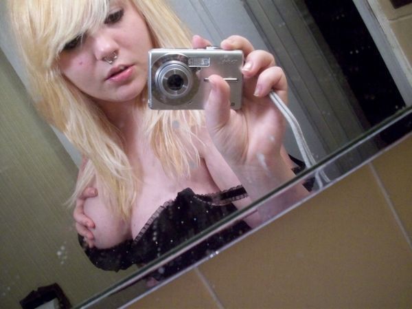 Great selection of emo girls. They are damn sexy! - 18