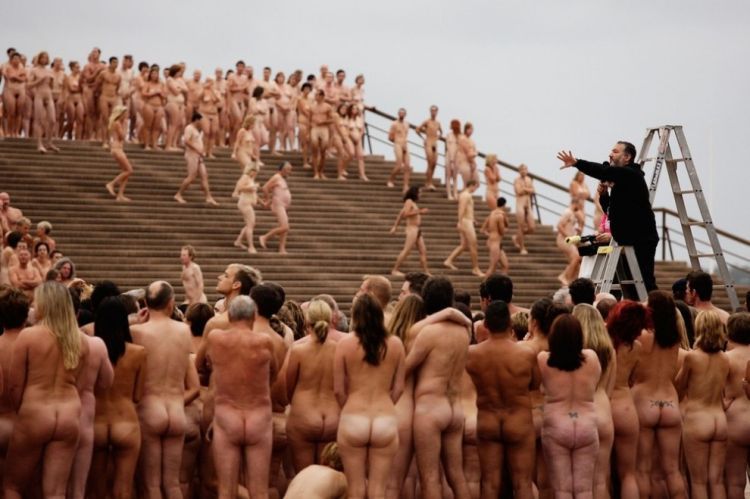 Some nude people near the Opera  - 02