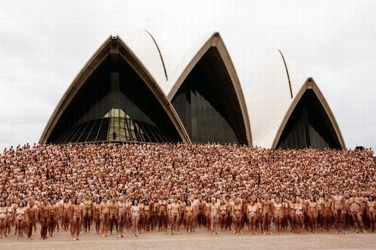 Some nude people near the Opera  - 04